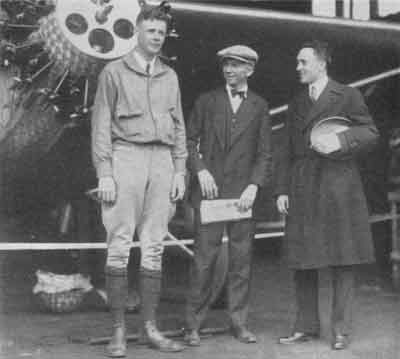 Charles Lindberg framför sitt flygplan